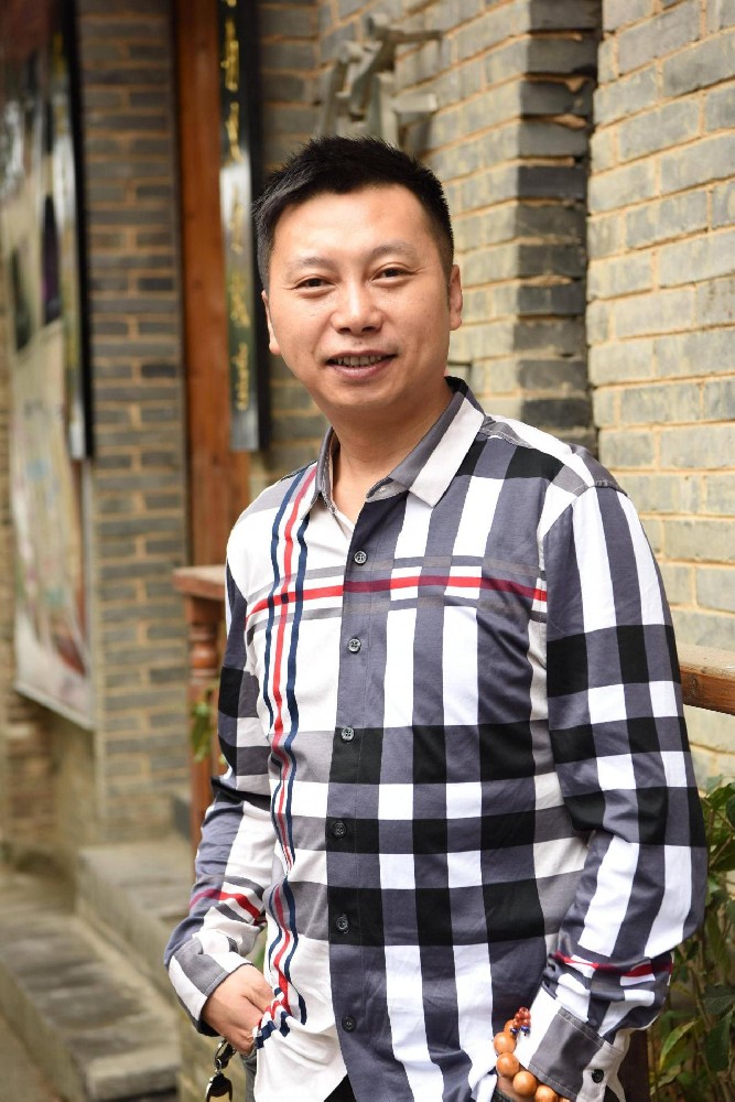 方毅（國(guó)瓷紅葉畫院研究員）